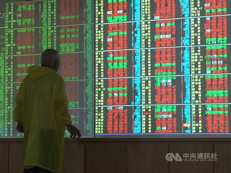 台積電29日股價表現強勁,開高走高,終場收在新台幣298.5元,改寫歷史新高紀錄。(中央社檔案照片)