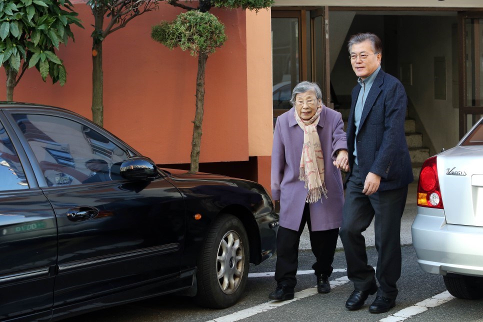 南韓總統文在寅的母親姜韓玉(左)29日與世長辭,享耆壽92歲。(韓聯社提供)