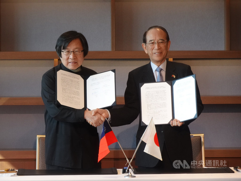 台日經濟貿易會議30日閉幕,台灣日本關係協會會長邱義仁(左)與日本台灣交流協會會長大橋光夫簽署4項合作備忘錄,包括「專利審查高速公路」、「設計專利優先權證明文件電子交換」等。中央社記者楊明珠東京攝 108年10月30日
