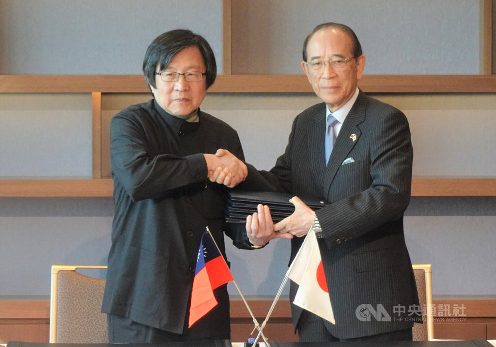 第44屆台日經濟貿易會議30日閉幕,會後台灣日本關係協會會長邱義仁(左)與日本台灣交流協會會長大橋光夫簽署有機食品等4項合作備忘錄。中央社記者楊明珠東京攝 108年10月30日