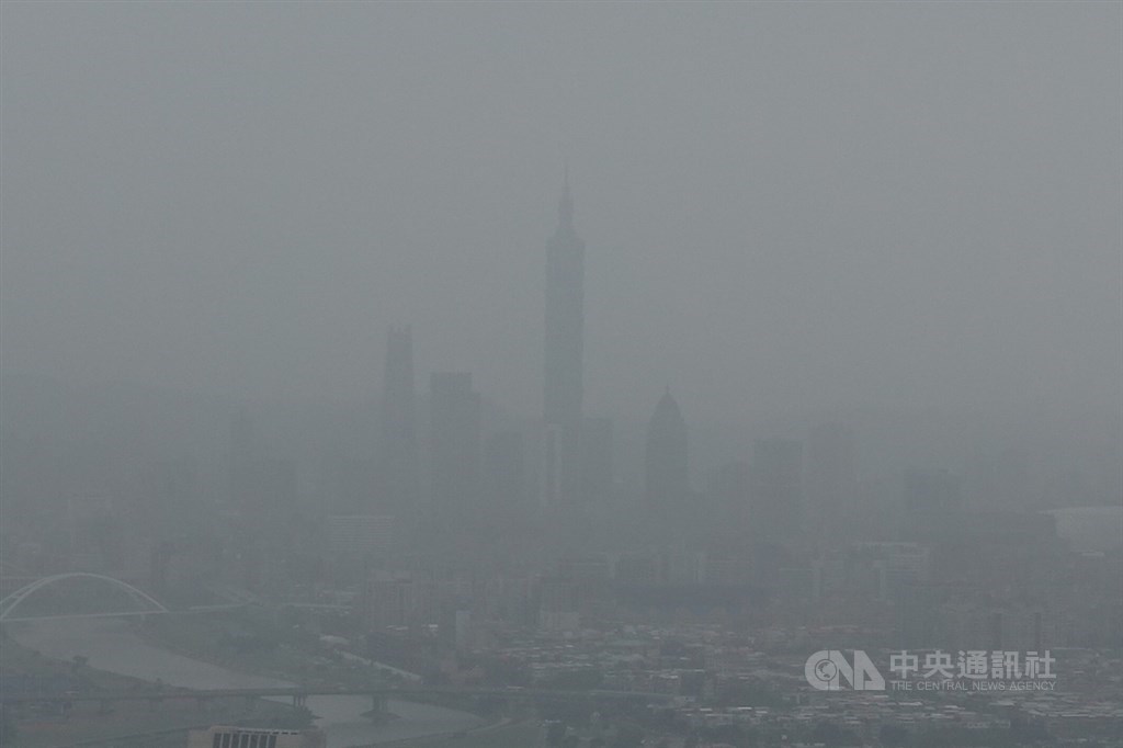 根據環保署空氣品質監測網,來自中國內蒙地區的沙塵30日清晨南下影響。圖為台灣北部30日上午空氣品質亮紅燈。中央社記者徐肇昌攝 108年10月30日