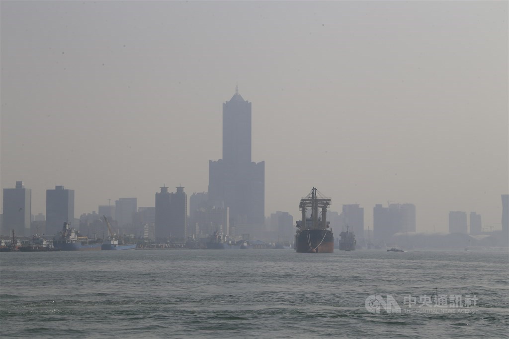 行政院環境保護署30日表示,目前污染物已向南傳輸,中部、高屏局部地區空氣品質可達「紅色警示」等級。(中央社檔案照片)
