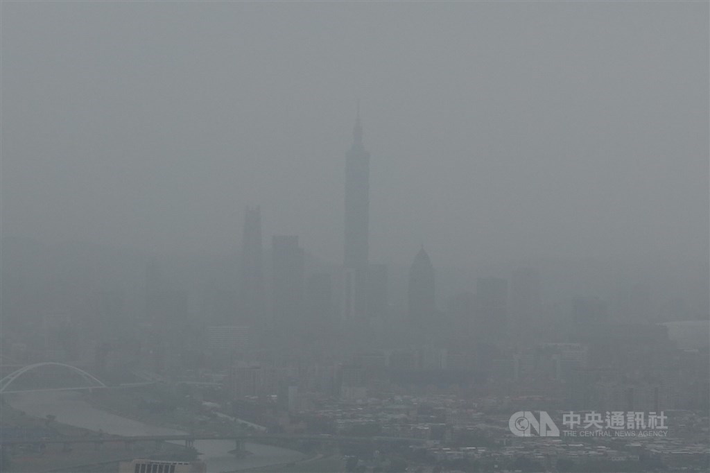 根據環保署空氣品質監測網,來自中國內蒙地區的沙塵30日清晨南下影響台灣,北北基桃竹上午共有19測站達到紅色警示,對所有族群不健康,宜減少戶外活動。中央社記者徐肇昌攝 108年10月30日