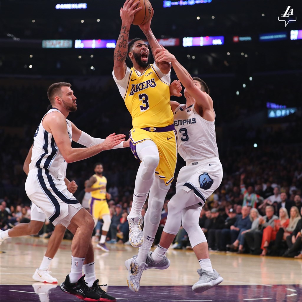美國職籃NBA洛杉磯湖人29日在主場迎戰曼菲斯灰熊,湖人球星戴維斯(中)上場31分鐘豪取40分與20個籃板,湖人終場以120比91輾壓灰熊。(圖取自twitter.com/Lakers)