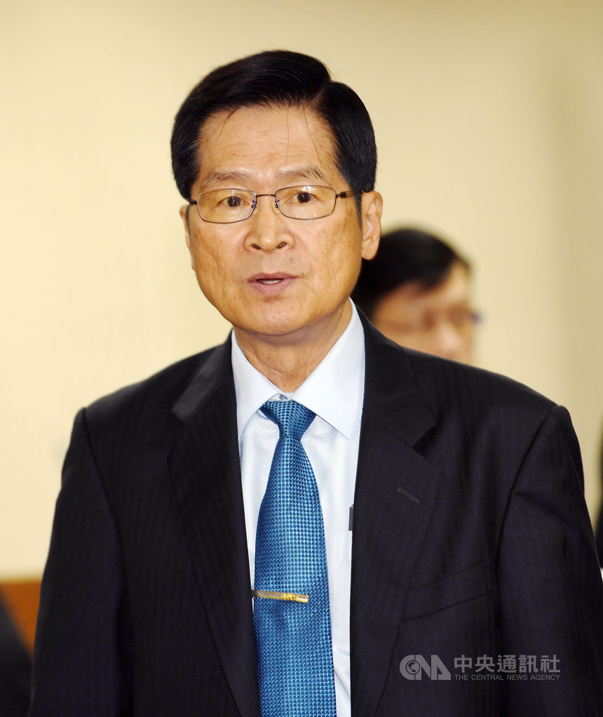 國防部長嚴德發(圖)30日在立法院外交及國防委員會對萬鈞甲車器材遺失一事澄清表示,該備用車並未擔任萬鈞任務,通訊器材也是擺在庫房內,發現到商規零附件有短少,非保密裝備,主要是未落實庫房存管的交接清點。中央社記者施宗暉攝 108年10月30日