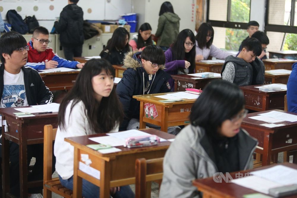 109學年度高中英語聽力測驗第一次考試成績31日公布,成績次佳的B級比率是近5年最高。(示意圖/中央社檔案照片)