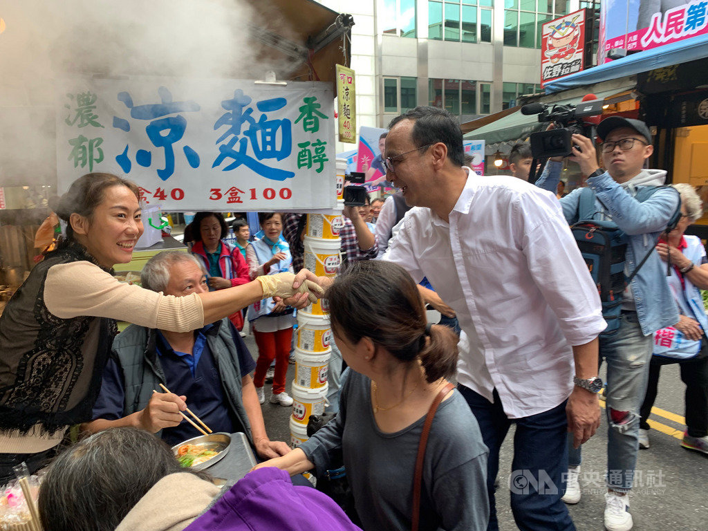 前新北市長朱立倫(右2)31日陪同國民黨新北市第一選區立委參選人洪孟楷在淡水掃街,向民眾握手請託支持。中央社記者葉臻攝 108年10月31日