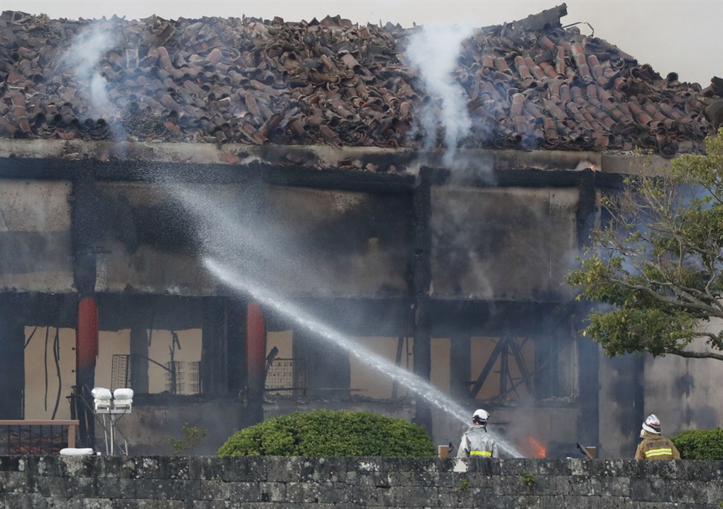 日本沖繩島列為世界遺產的首里城31日清晨慘遭祝融肆虐,首里城內的主殿、北殿、南殿燒毀,消防人員仍在撲滅火勢。(共同社提供)中央社 108年10月31日