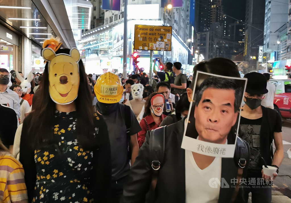 香港「反送中」網友趁著31日西洋萬聖節之際在晚間發起集會遊行,並載著各式造型面具。中央社記者張謙香港攝 108年10月31日