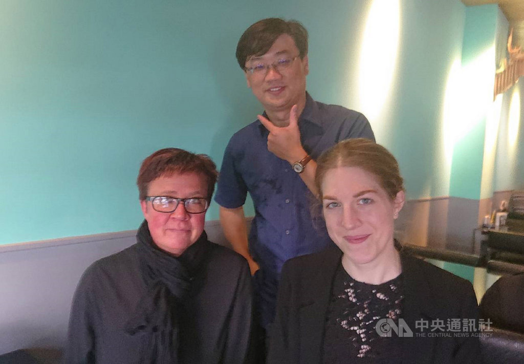 瑞典女教師莉莎.艾瑞克森(Lisa Eriksson)(前右)與珍妮.杜芙柏格(Jenny Dufberg)(前左)透過外交單位協助,利用假期來台觀摩台灣數學教育,並以自助旅行方式體驗台灣人文風情。圖為29日參訪台南市永康國中前與負責接待的數學教師林柏寬(後)合影。中央社記者楊思瑞攝 108年10月31日