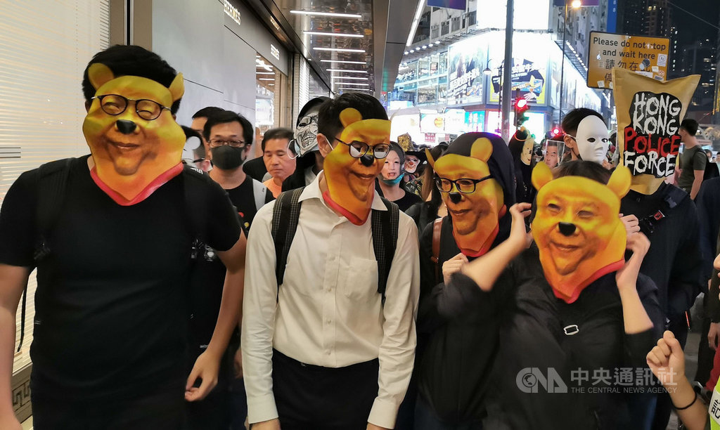 香港「反送中」網友趁著31日西洋萬聖節之際在晚間發起集會遊行,並戴著各式造型面具。中央社記者張謙香港攝 108年10月31日