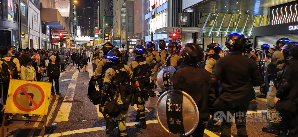 香港「反送中」網友趁著31日萬聖節之際發起集會遊行。圖為晚間9時左右,中環蘭桂坊附近聚集了大批示威者,皇后大道中一段已經封閉。警方呼籲附近抗議人士馬上離開。中央社記者張謙香港攝 108年10月31日