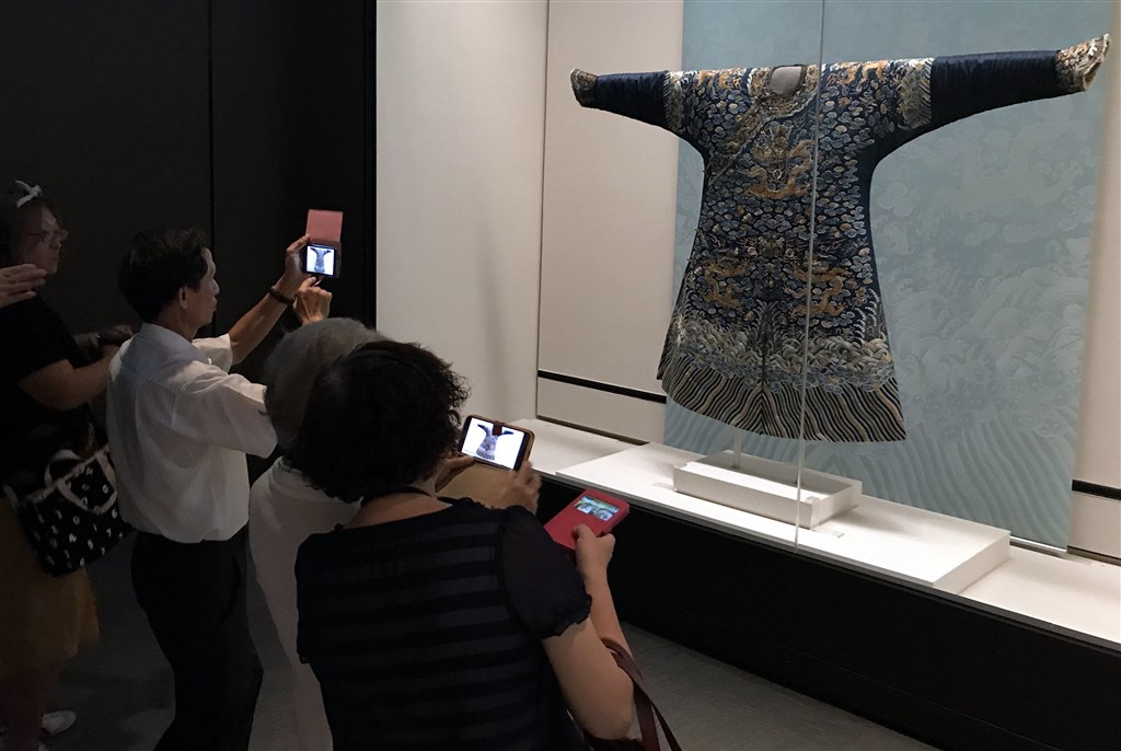 故宮推「愛台灣博物館卡」,民眾可以一張新台幣650元年卡,享有一整年免費無限次數參觀國立博物館。圖為2018年故宮南院1舉辦「王得祿與同安船特展」。(中央社檔案照片)