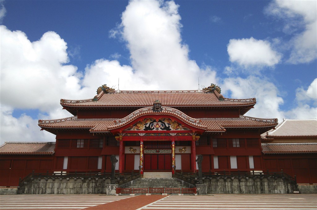 位於日本南部沖繩的世界文化遺產「首里城」宮殿31日清晨發生大火。圖為首里城正殿2014年8月的畫面。(共同社提供)