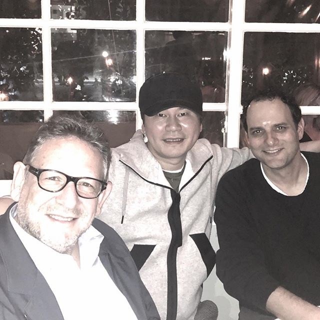 著名演藝經紀公司YG娛樂前首席製作人梁鉉錫(中),涉嫌境外賭博將被移送檢方審查起訴。(圖取自梁鉉錫IG網頁www.instagram.com/fromyg)
