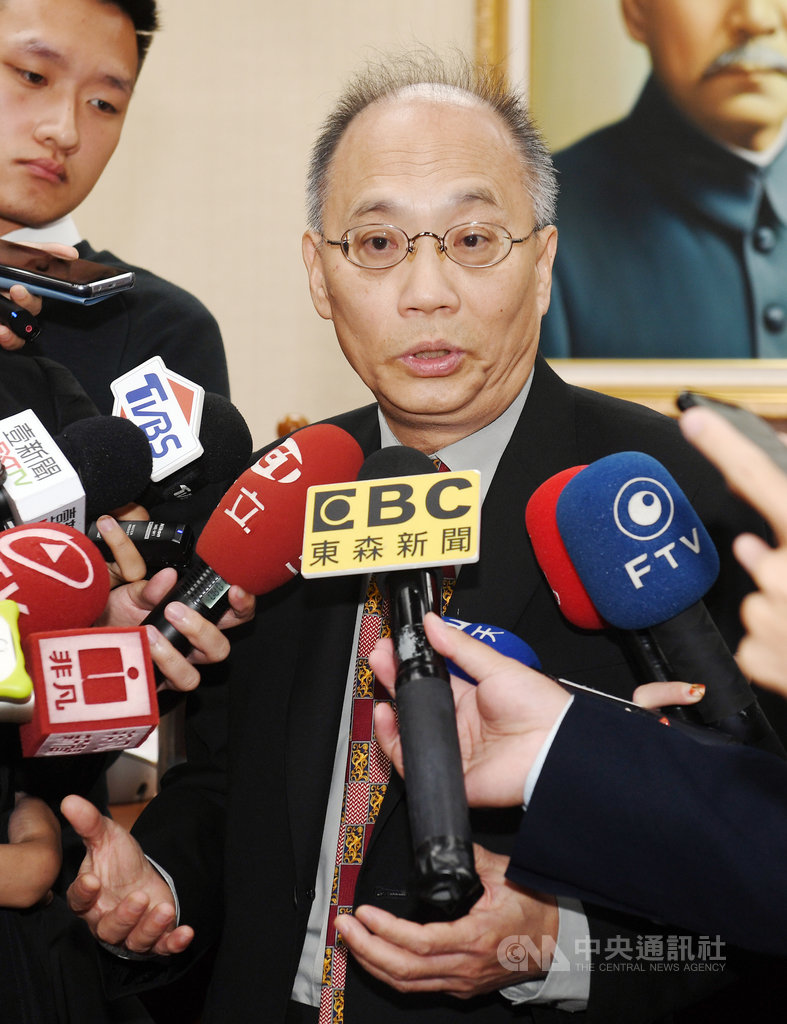 故宮院長吳密察(前)31日上午在立法院教委會專案報告,會前接受媒體聯訪,故宮是否有去中國化的問題,吳密察說,「不可能去中國化,我們的文物就是中國的古典藝術精品。」中央社記者施宗暉攝 108年10月31日