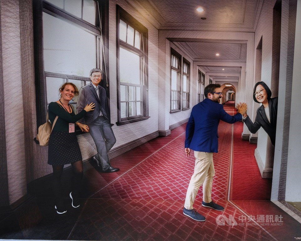 來自匈牙利的Robert Revesz(右)、Lea Kenesei(左)夫婦,參加由中華文化總會、交通部觀光局舉辦全球首創「來去總統府住一晚」體驗活動,31日參觀總統府。中央社記者王飛華攝 108年10月31日