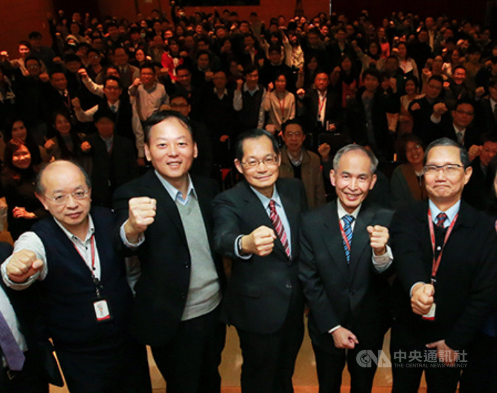 曾任陳水扁政府國策顧問、資策會前副執行長的黃國俊,今天凌晨傳出不敵病魔辭世,享壽62歲,當時擔任資拓宏宇董事長的黃國俊(中)在開年大會帶領同仁喊2019年大勝利。(圖自資拓宏宇官網)中央社記者江明晏傳真 108年10月31日
