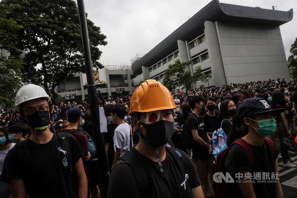 許多反送中示威者奉行已故香港武打巨星李小龍Be water精神,抗議集會時在街頭來去如水般流動。圖為反送中「三罷」罷課學生。(中央社檔案照片)