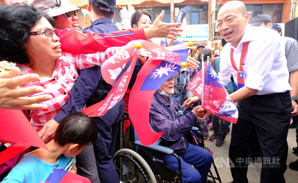國民黨總統參選人韓國瑜(右)1日在桃園觀音造勢,受到民眾熱情歡迎,呼籲選民將政黨色彩、意識形態與框架丟一邊,思考如何讓台灣更強壯。中央社記者邱俊欽桃園攝 108年11月1日