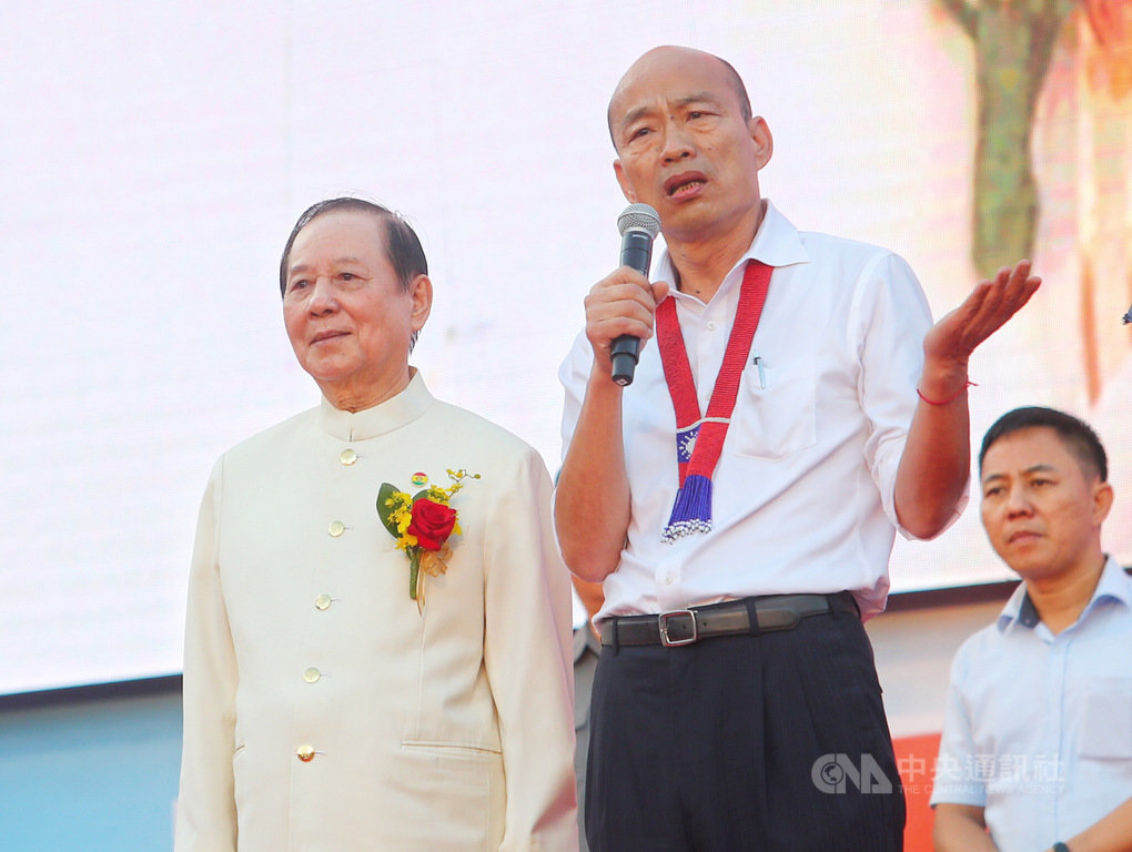 國民黨總統參選人韓國瑜(左2)2日現身在凱道舉辦的國會政黨聯盟建黨週年慶祝大會,首度與國會黨主席悟覺妙天(左)同台,兩人攜手為選情造勢。中央社記者王騰毅攝 108年11月2日