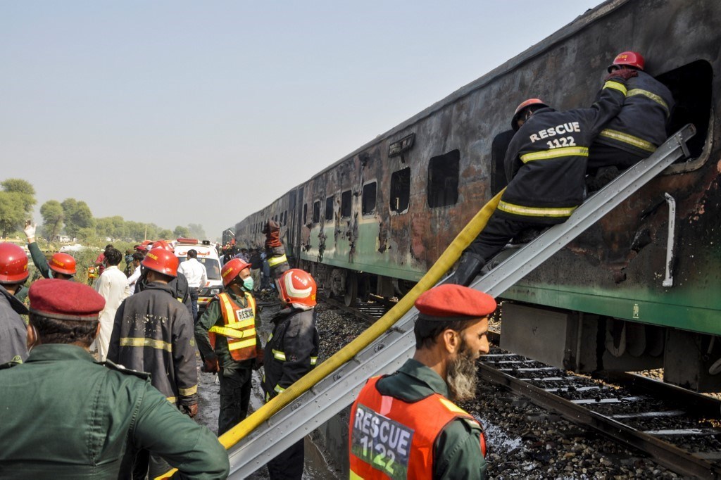 巴基斯坦旁遮普省境內一列旅客列車10月31日因烹飪用瓦斯罐爆炸起火,造成嚴重傷亡。(法新社提供)