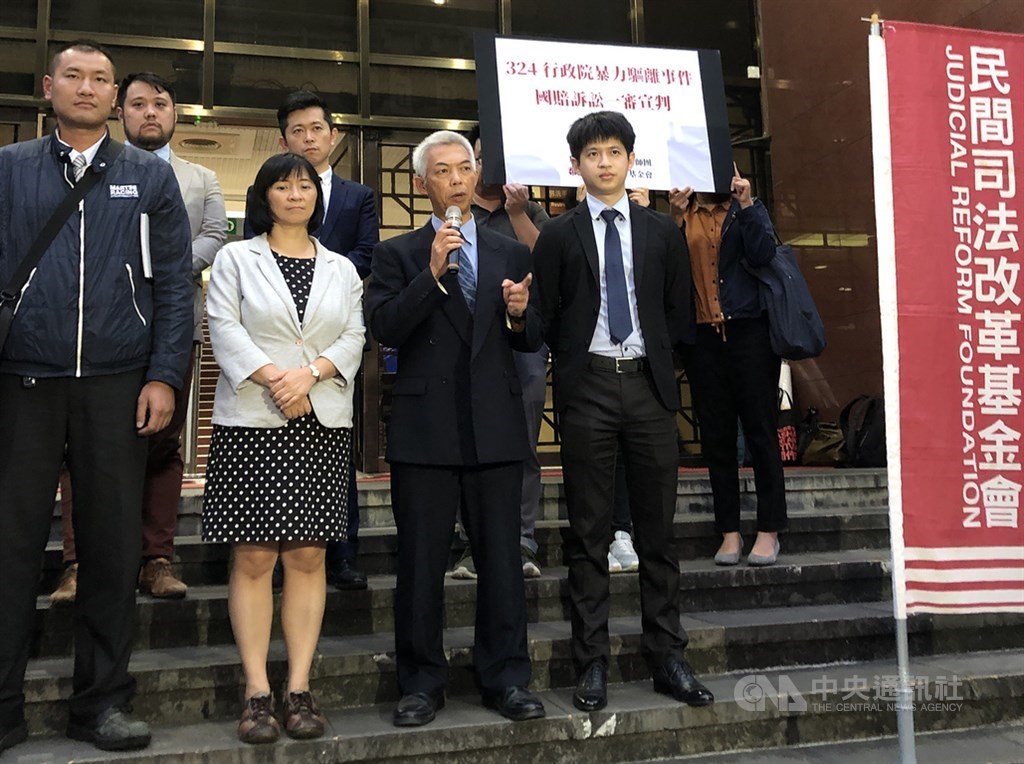 前立委周倪安(前左2)與民眾2014年參與太陽花學運在行政院前靜坐,認為遭台北巿警局暴力驅離打國賠訴訟求償,一審北院30日判決台北巿警局須賠10組人員共新台幣110萬餘元。圖為周倪安及律師團聆判後說明判決結果。中央社記者劉世怡攝 108年10月30日