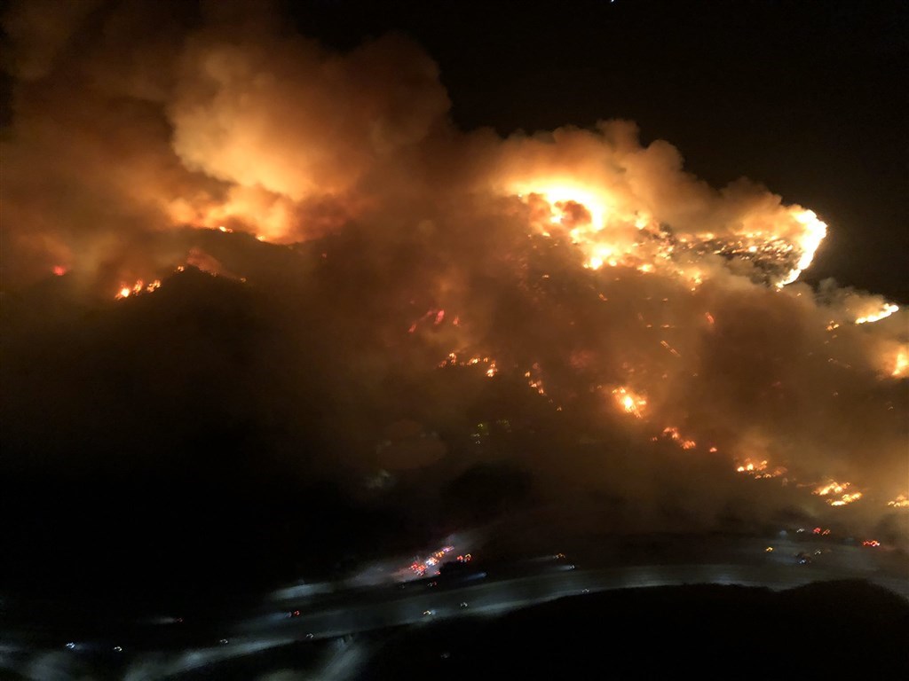 美國加州野火火勢迅速蔓延,摧毀洛杉磯富裕住宅區多間要價千萬美元的豪宅。(圖取自twitter.com/LACoFireAirOps)