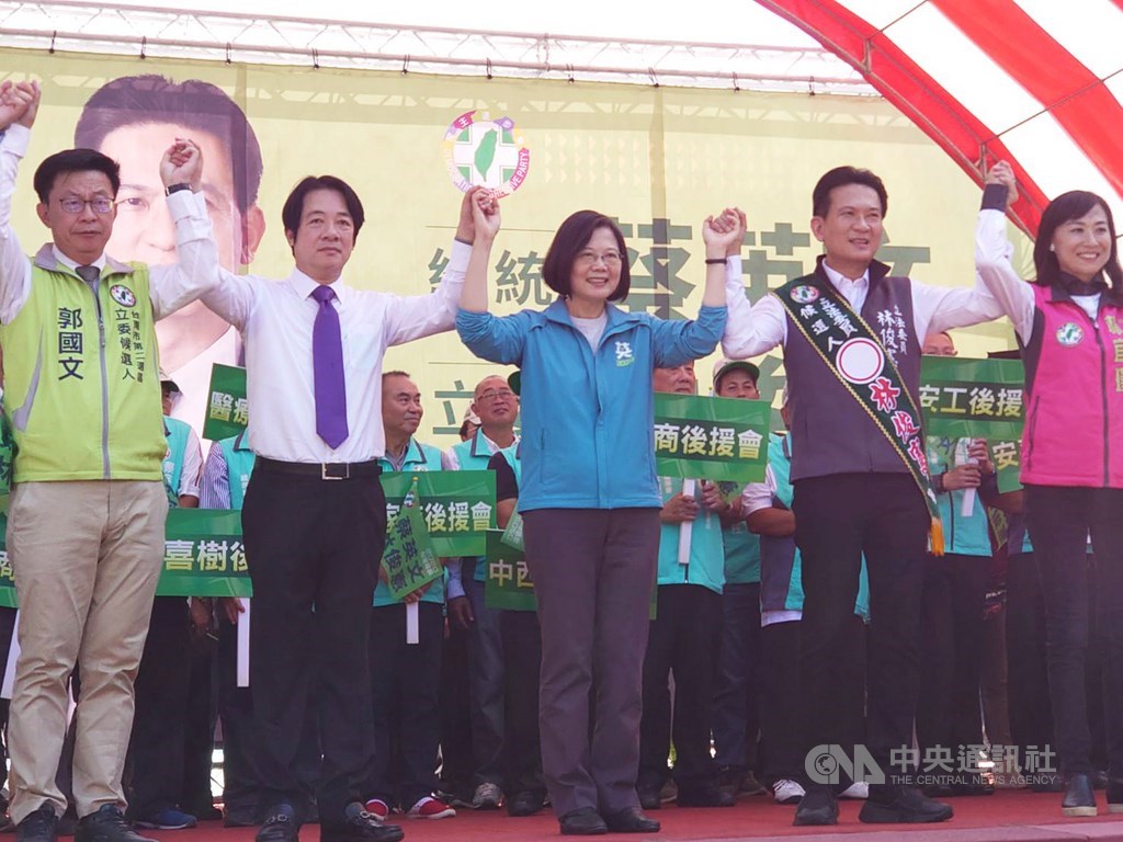 爭取連任的總統蔡英文(前中)2日出席立委林俊憲(前右2)聯合競選總部成立大會,與前行政院長賴清德(前左2)在台上拉起手,高喊當選,為林俊憲助選,拉抬2020總統立委大選選情。中央社記者溫貴香攝 108年11月2日