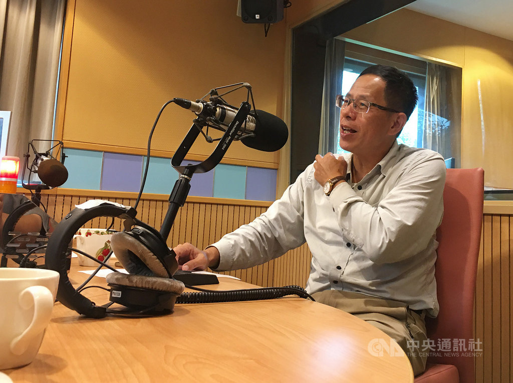 中央社董事長劉克襄日前上廣播節目介紹中央社新書「做伙走台步」,並暢談台語文的推廣。中央社記者張皓安攝 108年11月2日