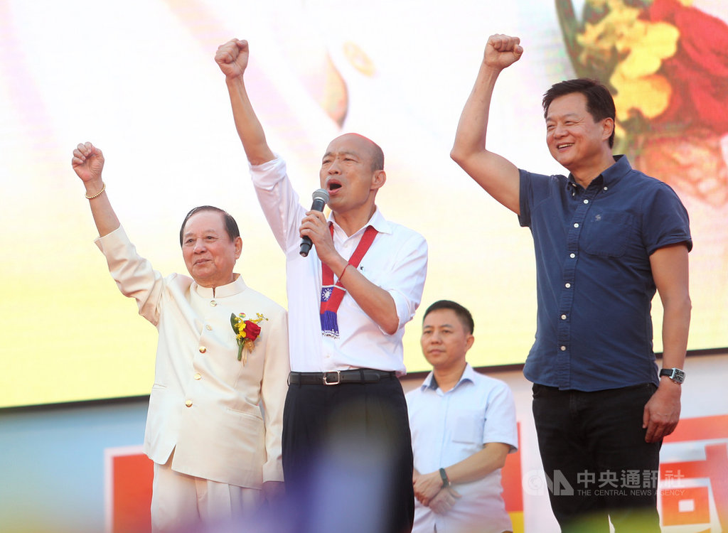 國會政黨聯盟建黨週年慶祝大會2日在總統府前凱達格蘭大道舉行,國民黨總統參選人韓國瑜(前中)也現身參與,首度與國會黨主席悟覺妙天(前左)同台造勢。右為韓國瑜競選總部副總幹事周錫瑋。中央社記者王騰毅攝 108年11月2日