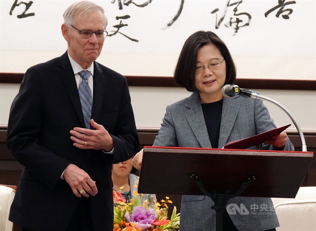 總統蔡英文(右)10月31日在總統府表示,智利政府宣布取消APEC峰會,感到非常遺憾,並呼籲透過APEC成員的共同努力,能夠採取補救措施,呈現過去一年所有會員努力的成果。圖左為華府智庫「布魯金斯研究所」資深研究員卜睿哲(Richard Bush)。中央社記者鄭傑文攝 108年10月31日