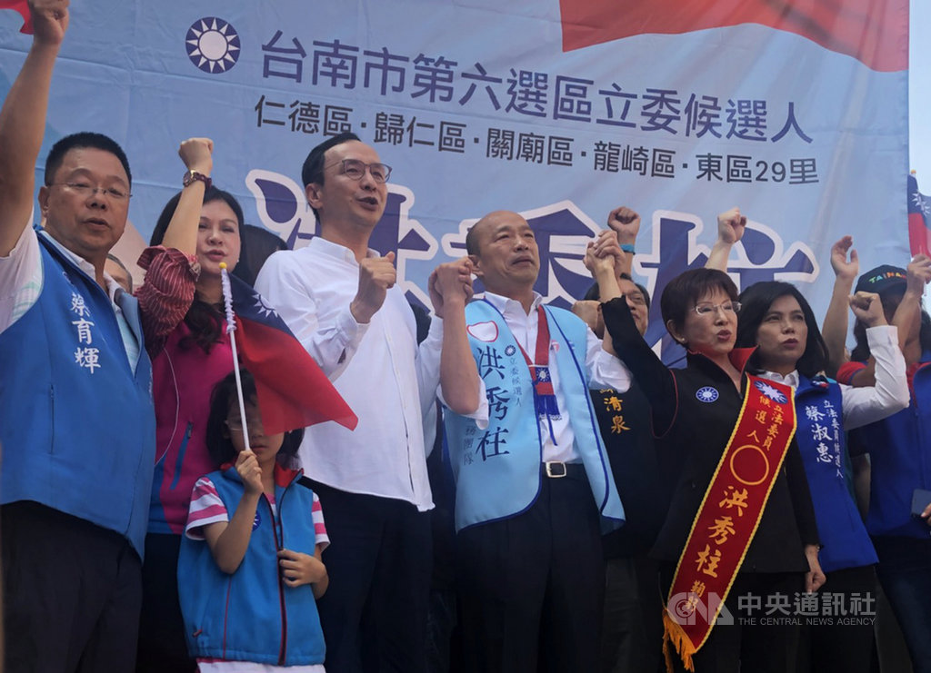 台南立委參選人洪秀柱(前右2)2日舉辦競選總部成立茶會,國民黨總統參選人韓國瑜(中)與前新北市長朱立倫(左3)同台,營造團結氣勢。中央社記者余祥攝 108年11月2日