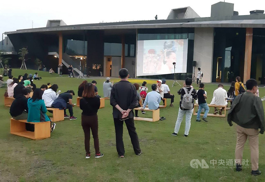交通部觀光局2日起一連兩天在宜蘭壯圍沙丘旅遊服務園區舉辦「天外飛來電影」經典老片影展,由導演蔡明亮精選多部中外經典電影,邀請民眾共賞,一起暢聊老電影及老歌。中央社記者沈如峰宜蘭縣攝 108年11月2日