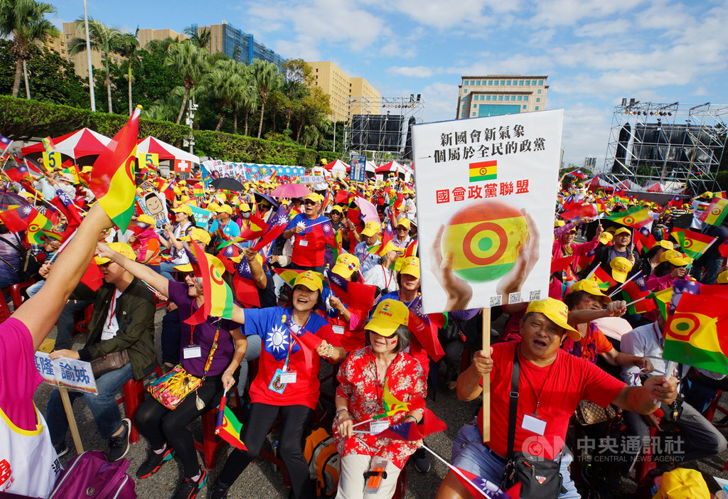國會政黨聯盟歡慶建黨週年,2日在總統府前凱達格蘭大道舉行慶祝活動,同時也為2020年進軍立法院誓師,吸引大批民眾到場表達支持力挺。中央社記者王騰毅攝 108年11月2日