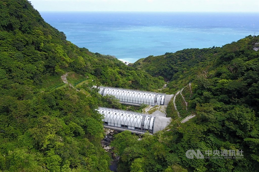 蘇花改工程處長邵厚潔1日簡報表示,目前蘇花改隧道全線進度已達92.85%,預計66天後通車;總統蔡英文下午並透過臉書宣布,蘇花改將於109年1月5日「如期全線通車」。圖為連接谷風隧道、觀音隧道的「鼓音橋」。中央社記者徐肇昌攝 108年11月1日