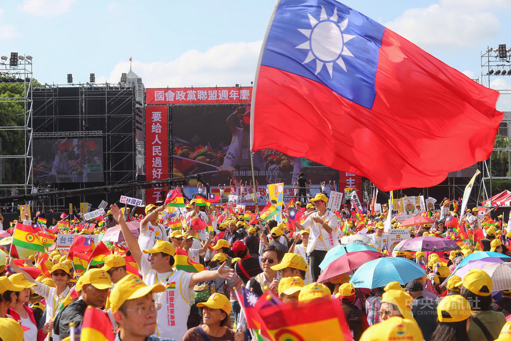 國會政黨聯盟2日在凱道舉行建黨週年慶暨進軍立法院誓師大會,現場湧入大批民眾共襄盛舉,有民眾奮力揮舞巨幅中華民國國旗,場面相當熱鬧。中央社記者王騰毅攝 108年11月2日