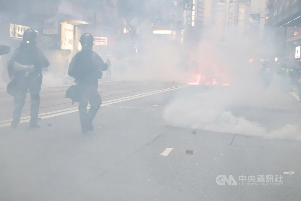 香港反送中支持者2日下午的維多利亞公園集會遭警方否決,但仍有大批示威者到場。圖為港警下午4時後狂發催淚彈清場,現場煙霧瀰漫。中央社記者張謙香港攝 108年11月2日