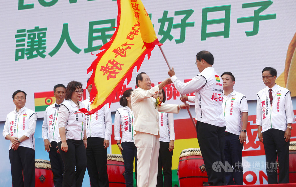 國會政黨聯盟2日在凱道舉行建黨週年慶祝活動,黨主席悟覺妙天(前右2)會中並授戰旗給黨籍立委參選人,力拚進軍立法院。中央社記者王騰毅攝 108年11月2日