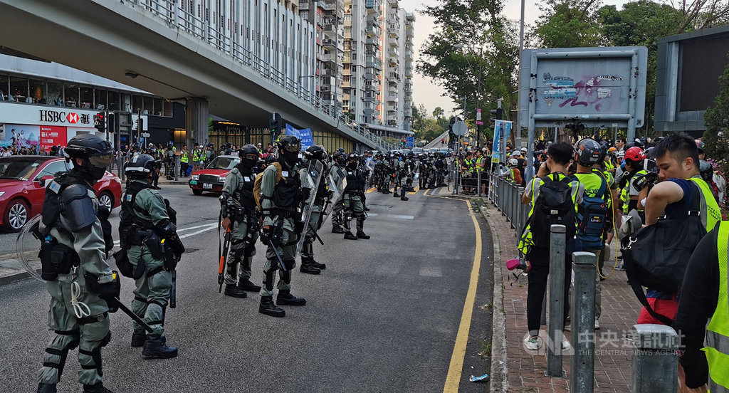 香港民間團體申請2日下午在維多利亞公園舉辦反送中集會,卻未獲警方「不反對通知書」;但下午2時過後人群卻持續聚集。圖為4時左右,防暴警察包圍維園,要求示威者離開,現場氣氛緊張。中央社記者張謙香港攝 108年11月2日