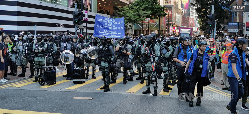 反送中人士申請2日下午3時在維園集會被警方否決,但下午仍有大批民眾到場集會,警方也派遣防暴警察在維園外戒備,並舉牌警告示威者,要他們散去。中央社記者張謙香港攝 108年11月2日