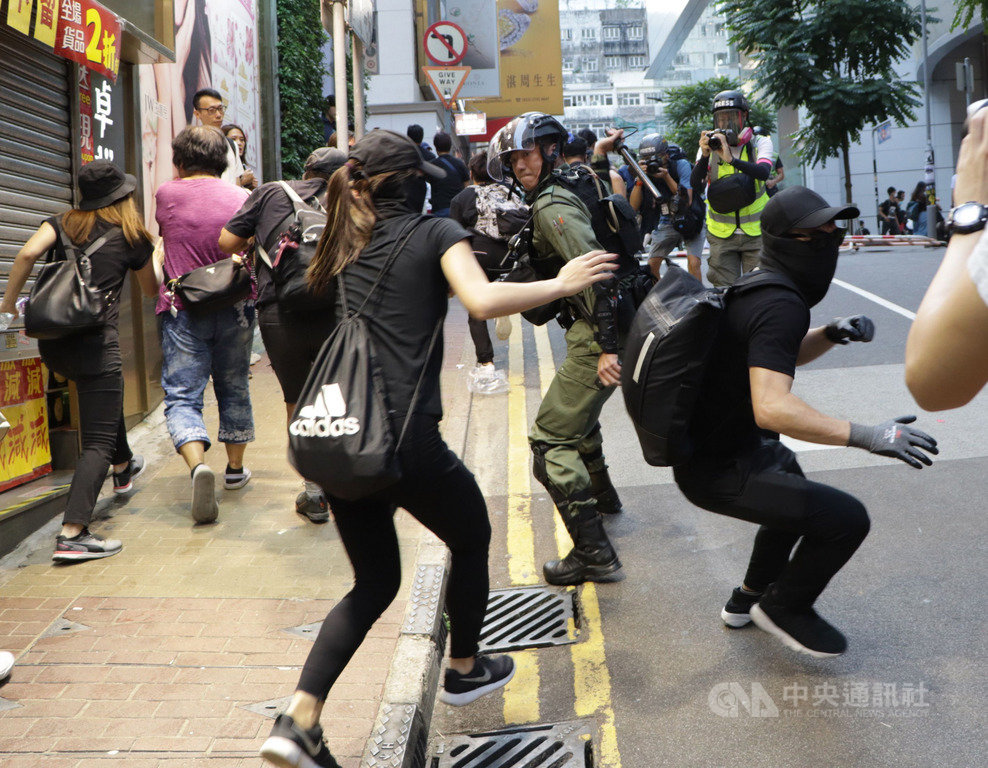 香港「反送中」人士申請2日下午在維多利亞公園集會,活動雖遭警方否決,但仍有大批支持者到場。圖為港警在銅鑼灣軒尼詩道追捕參與的示威者。中央社記者張謙香港攝 108年11月2日