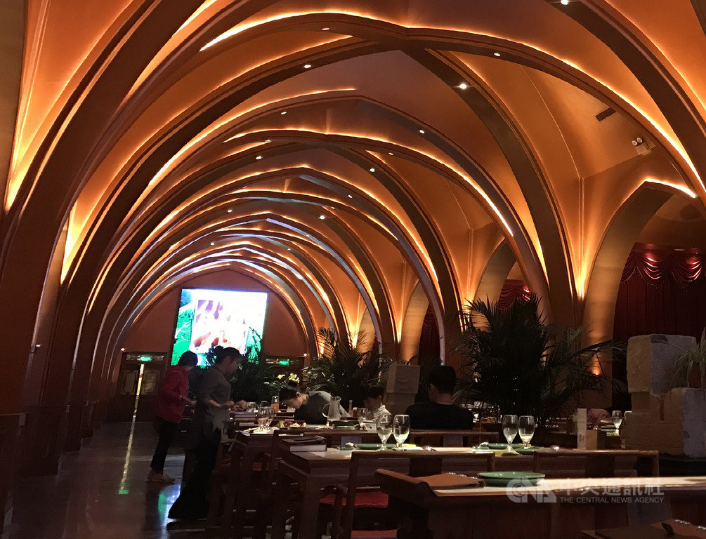 北京餐館林立,但淘汰率極高,業者莫不各出奇招大玩混搭。以宮廷菜聞名的餐廳「那家小館」,就把新店面打造得中西合壁。外觀是徽派建築,內觀卻有著濃濃的教堂風。中央社記者邱國強北京攝 108年11月3日