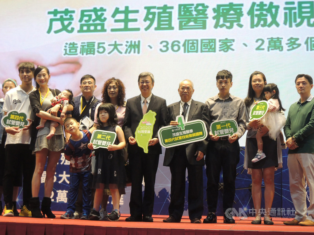 茂盛醫院3日在台中市好運來洲際宴展中心舉辦「2019試管嬰兒世界博覽會」,邀請逾3000名試管寶寶齊聚締造金氏世界紀錄,副總統陳建仁(中)也到場同歡。中央社記者郝雪卿攝 108年11月3日