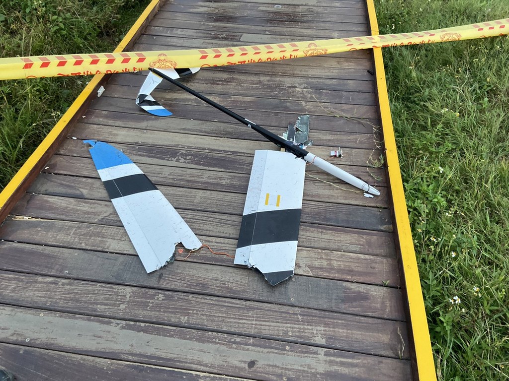 在墾丁龍磐公園舉辦的無動力滑翔機國際公開賽,2日發生一架失控滑翔機墜落砸死一名婦女的不幸意外,約有2公斤重的滑翔機殘骸散落一地。(屏東縣消防局提供)中央社記者郭芷瑄傳真 108年11月2日