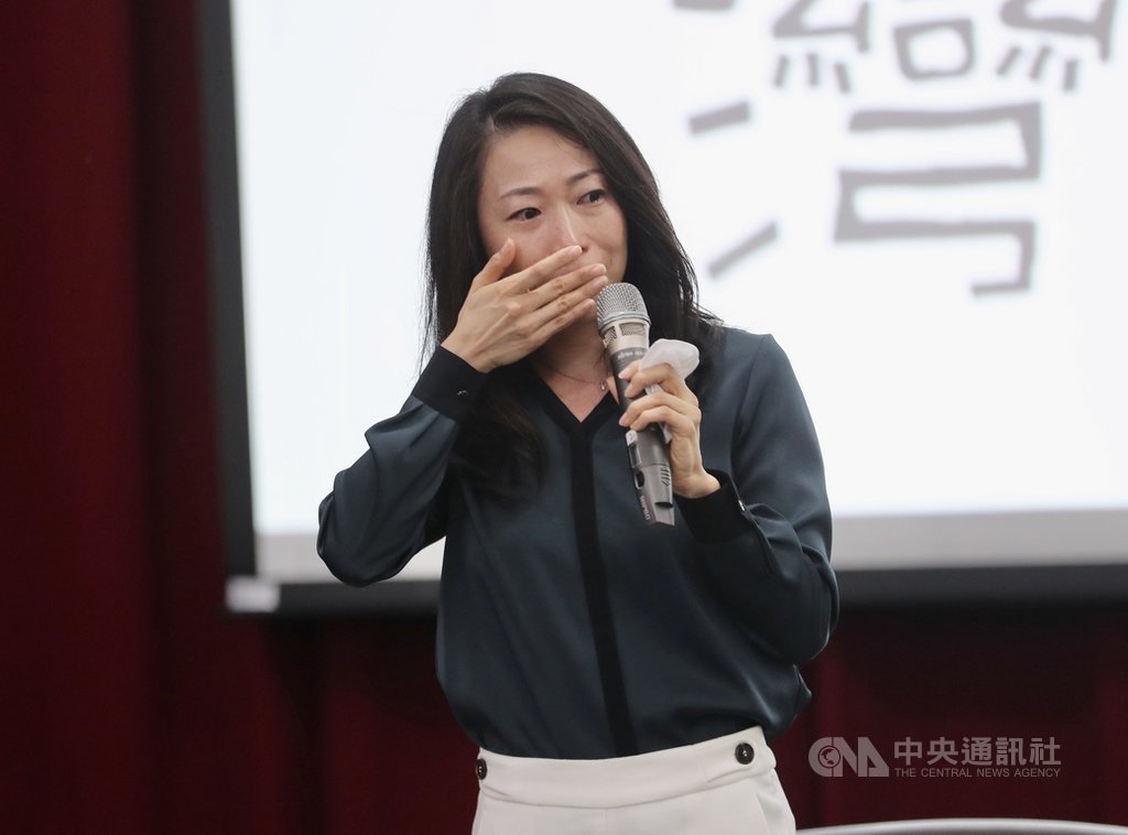 出身基隆顏家的台裔日本作家一青妙3日在台北出席「妙台灣-溫柔聯繫台日的觀察者」新書分享會,她哽咽談到祖父作為二二八受害者,以及慢慢體會父親當時處境艱困,以偷渡方式回到日本的鬱卒與失落。中央社記者張皓安攝 108年11月3日