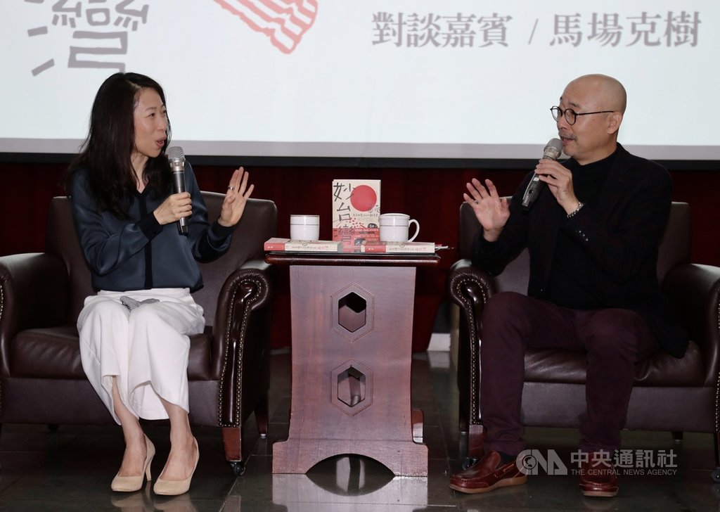 出身基隆顏家的台裔日本作家一青妙(左)3日在台北出席「妙台灣-溫柔聯繫台日的觀察者」新書分享會,與前日本外交官、目前定居台灣的知名音樂人、演員兼專欄作家馬場克樹(右)對談,分享2人所觀察到的台灣印象。中央社記者張皓安攝 108年11月3日