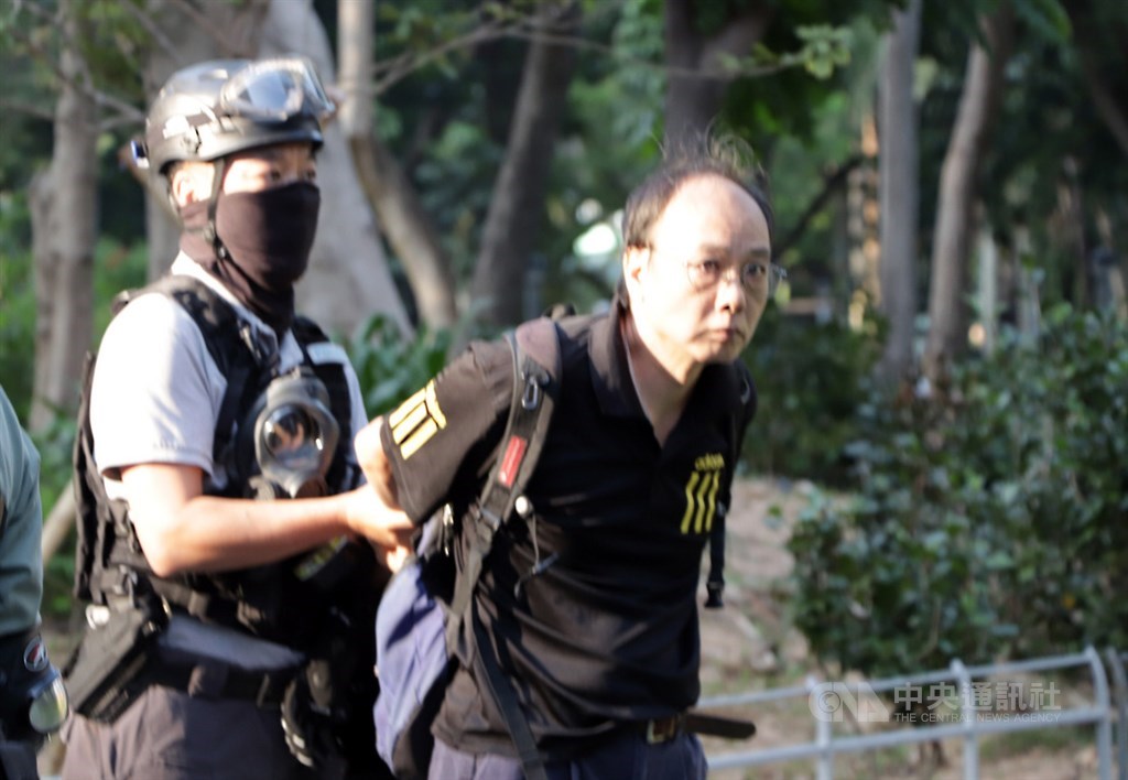 反送中人士申請2日下午3時在維園集會被警方否決,但下午仍有大批民眾到場集會。圖為港警於4時許開始拘捕示威者。中央社記者張謙香港攝 108年11月2日