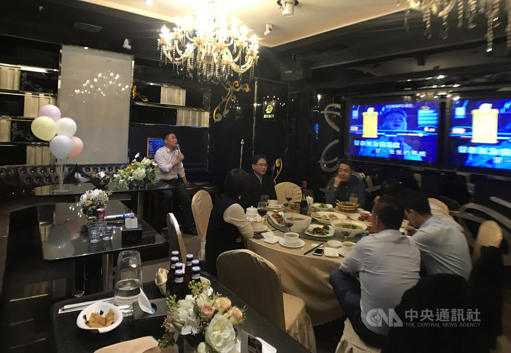 北京餐館林立,但淘汰率極高,業者莫不各出奇招大玩混搭。來自台灣的一線品牌KTV麥樂迪,也兼做起酒席,且搬進包廂裡,讓客人能一邊唱歌,一邊吃喝。中央社記者邱國強北京攝 108年11月3日