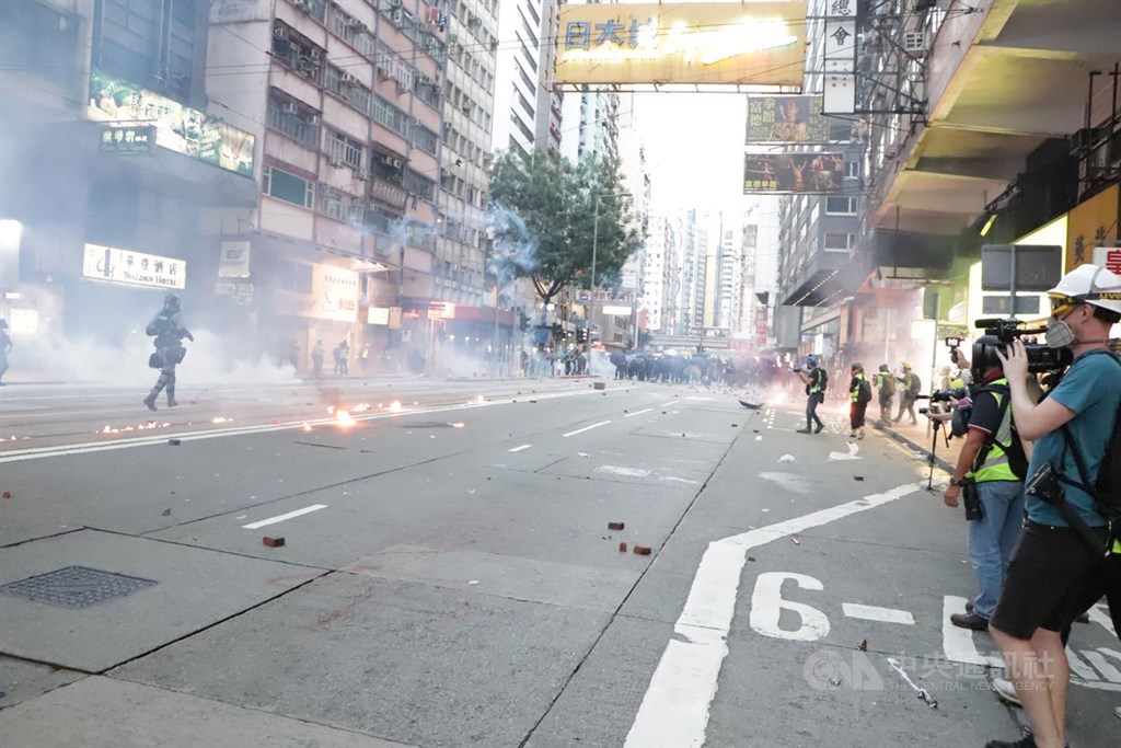 香港「反送中」人士申請2日下午在維多利亞公園集會,雖遭警方否決,但仍有大批支持者到場。圖為警方下午4時後,開始在附近街道狂射催淚瓦斯清場。中央社記者張謙香港攝 108年11月2日